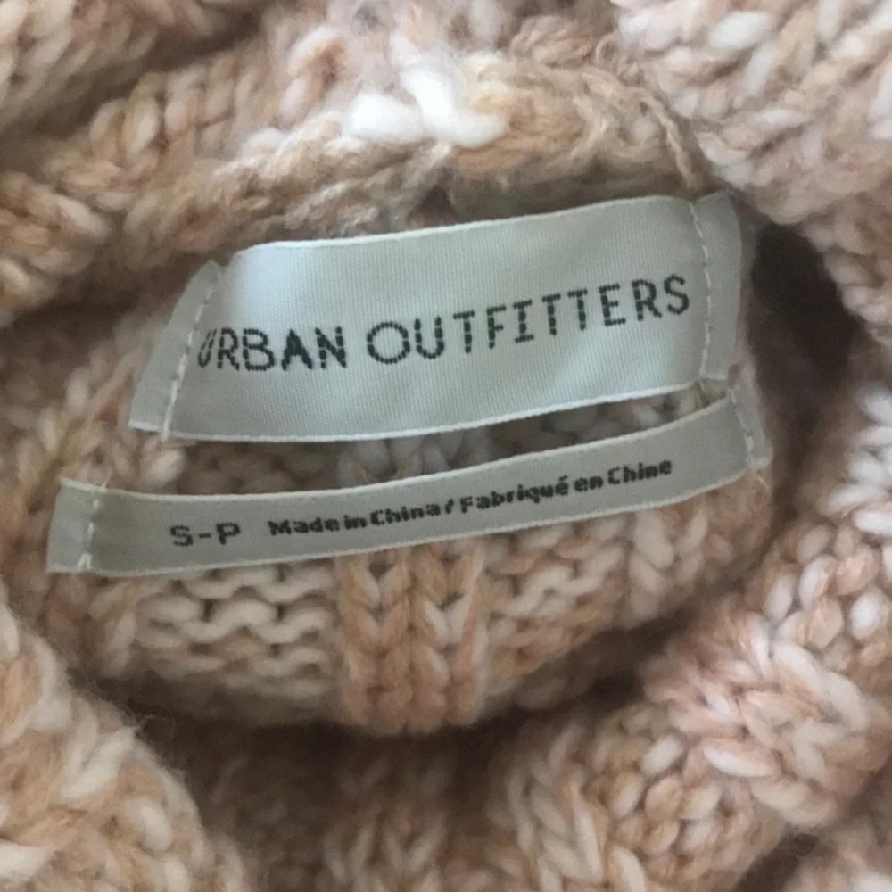 Urban Outfitters Cropped Turtleneck Sweater Women’s Small Tan White Chunky Knit